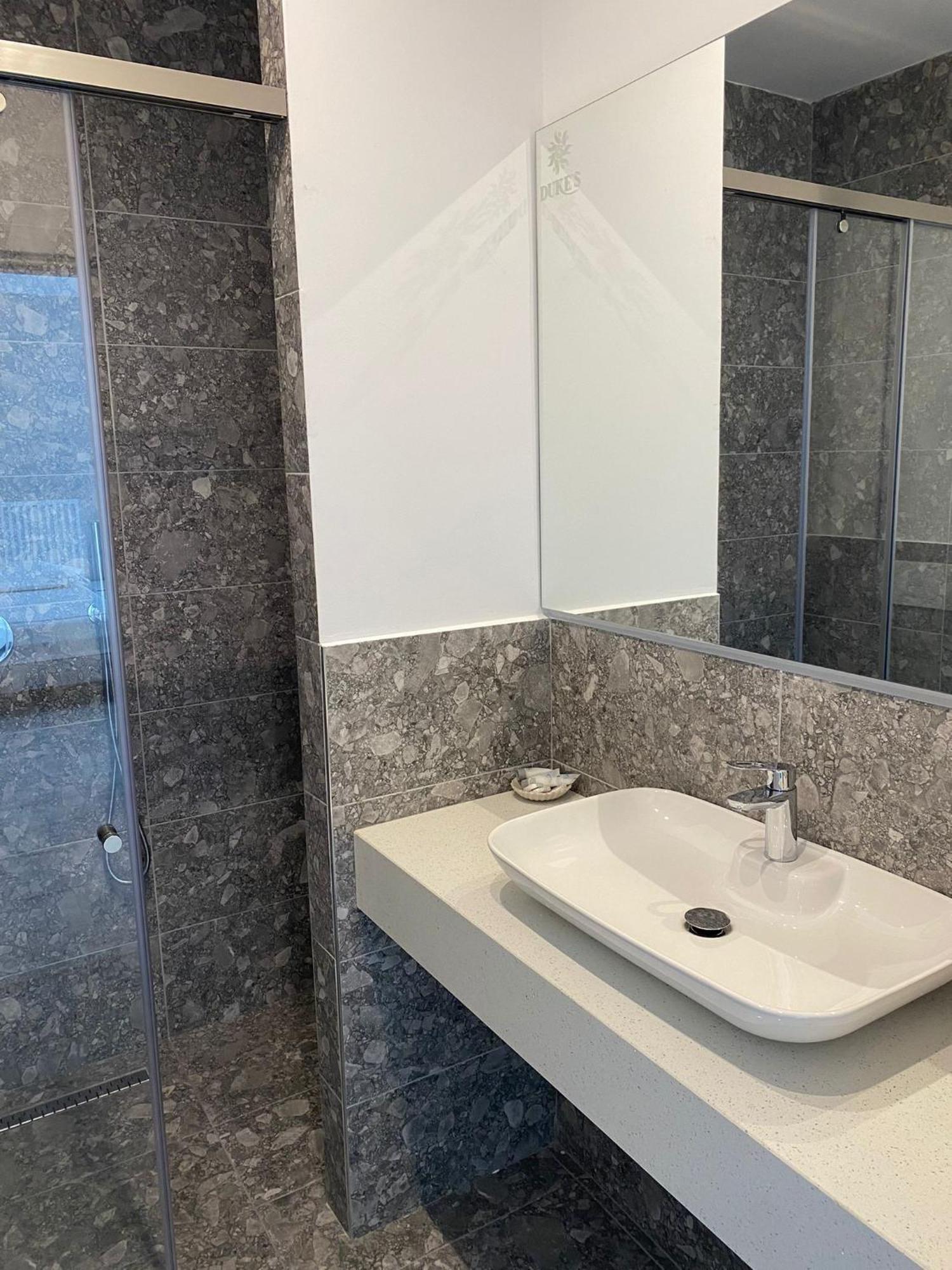 Dukes Albania Hotel Radhimë Екстериор снимка
